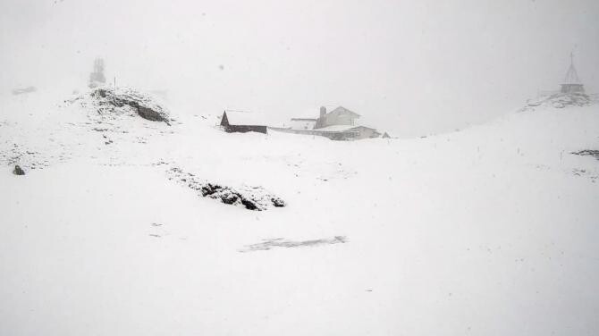 Ninge ca-n povești la Bâlea Lac, în prima zi de vară  /  Sursă foto: Captură YoutubeT