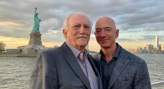 Zeci de mii de oameni vor ca Jeff Bezos să nu se mai întoarcă niciodată din spațiu: Își dorește să domine omenirea   /   Sursă foto: Instagram Jeff Bezos