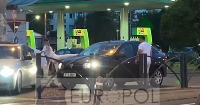Poliţiştii au reţinut şi femeia care a lovit un autoturism în București, în timp ce prietenul ei a atacat cu crosa de golf şoferul