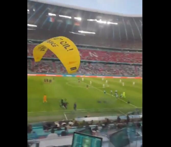 Protest la EURO 2020. Un parapantist aproape că s-a prăbușit pe teren înainte de Franța - Germania / Captură Video Twitter Max Merril