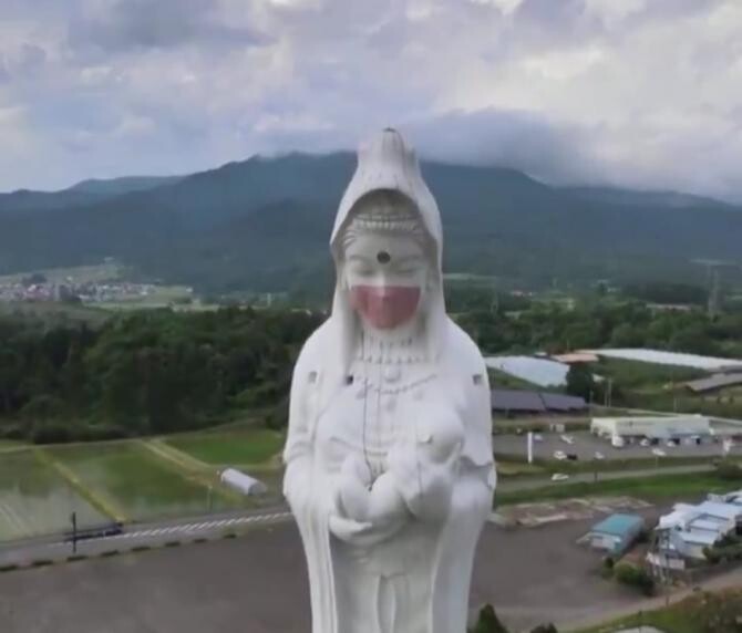 Mască „purtată” de statuia unei zeițe în Japonia / Foto: Captură video Reuters