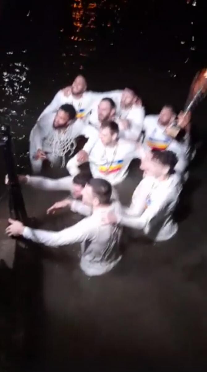 U-BT Cluj, noua campioană naţională la baschet. Jucătorii au făcut o baie în Someș în miez de noapte / Captură Video Facebook Attila Verdes