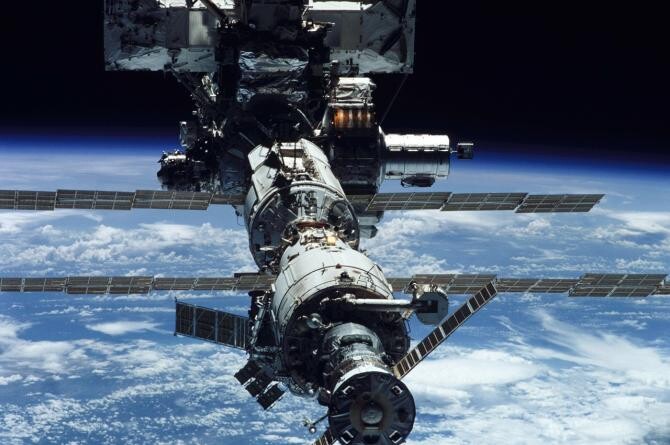  Staţia Spaţială Internaţională, manevră pe orbită pentru a evita impactul cu un deşeu spaţial / Imagine ilustrativă WikiImages Pixabay 