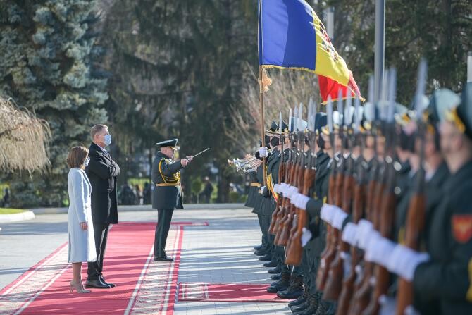 Klaus Iohannis, președintele României, aflat într-o vizită la Chișinău, și Maia Sandu, președintele Republicii Moldova. Sursă foto: Administrația Prezidențială a României
