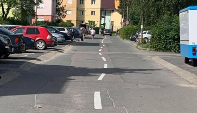 Marcaj rutier șerpuit la Cisnădie. Primarul orașului dă vina pe un muncitor începător  /  Sursă foto: Sibiul în Imagini