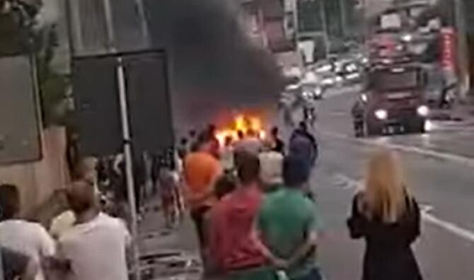 O mașină plină cu artificii a luat foc în Agigea / Sursă foto: Captură YouTube