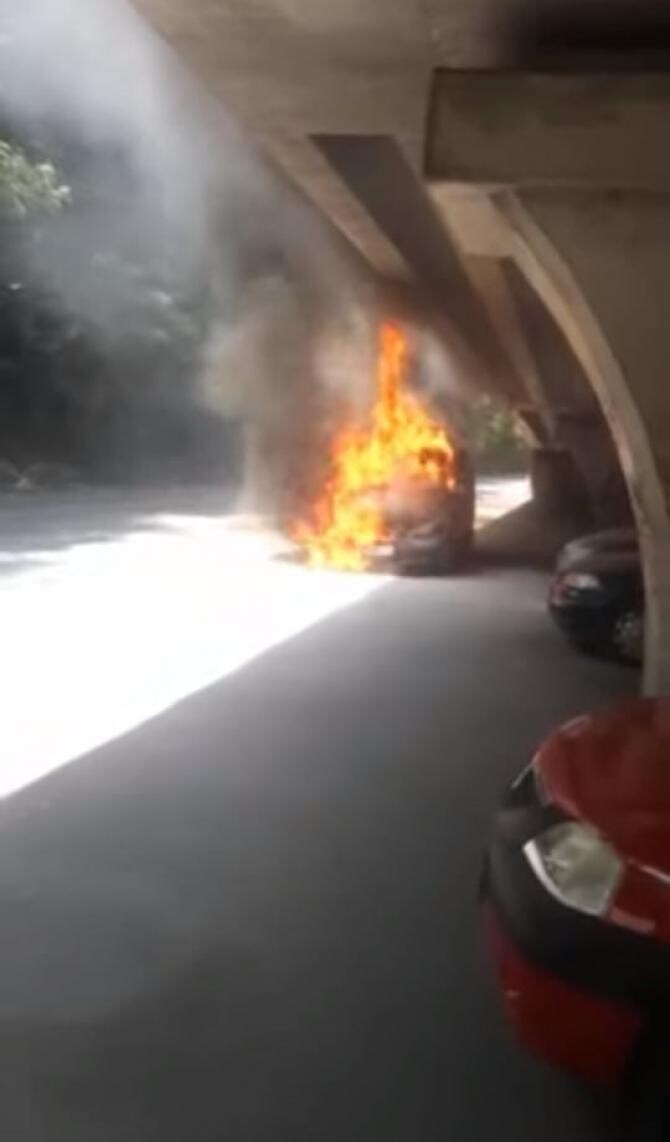Mașină în flăcări sub podul de la Băneasa / Captură video Realitatea Plus