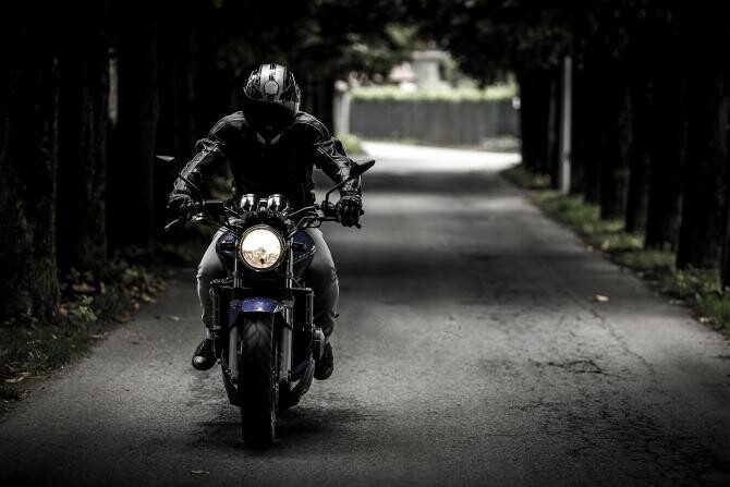 Un motociclist a murit după ce s-a izbit de un indicator rutier pe DN 1  /  Foto cu caracter ilustrativ: Pixabay