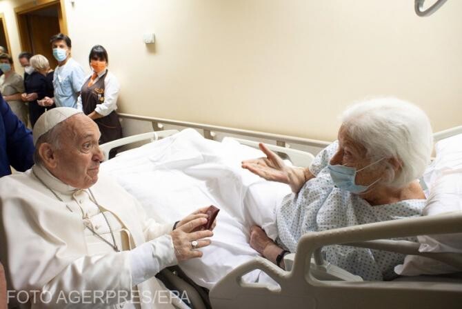 Papa Francis va rămâne internat în spital alte câteva zile 