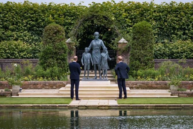 Prinții William și Harry, din nou împreună. Au dezvelit statuia Prințesei Diana / Foto: Facebook The Royal Familly