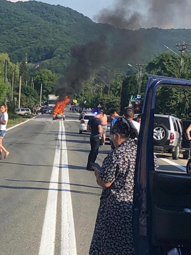 Trafic blocat în comuna Budești, Vâlcea. Un ATV s-a făcut scrum / FOTO DC NEWS
