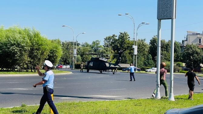 Un elicopter militar american a aterizat forțat în Piața Charles de Gaulle din București / Foto DC News