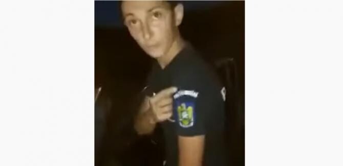 Un tânăr se dădea polițist cu un tricou cumpărat de pe Internet: „Ce scrie? Poliția Română“  /  Sursă foto: Captură YouTube 