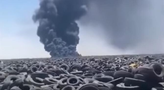 A luat foc cel mai mare depozit de anvelope uzate din lume  /  Sursă foto: Captură YouTube 