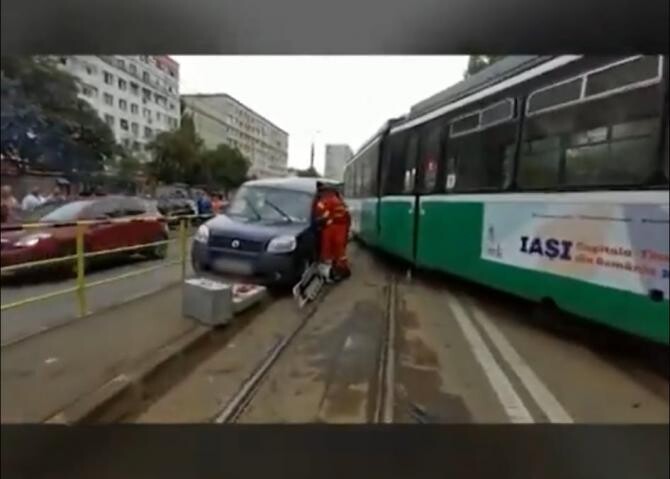 Accident grav în Iași. O mașină a intrat într-un tramvai / Foto: captură video Realitatea de Iași
