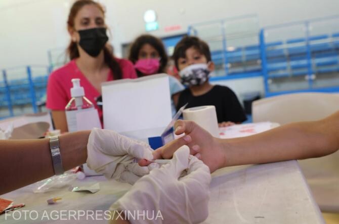 Un copil este supus unui test de anticorpi COVID-19 înainte de un nou an școlar în Modiin, Israel