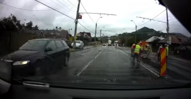 VIDEO - Asfaltare pe ploaie în Piatra Neamț / Foto: Captură video Youtube