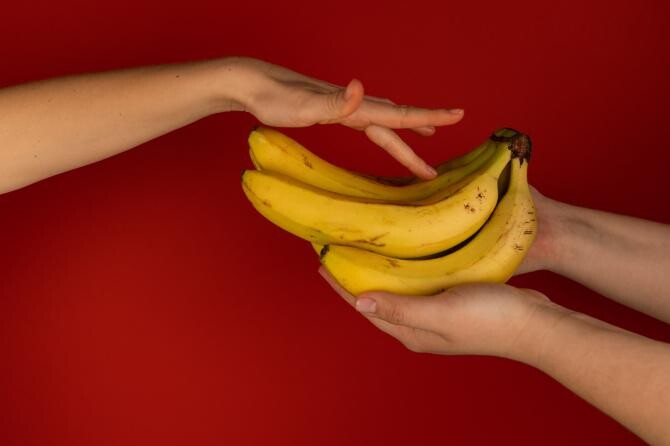 Poluare și banane / Fotografie creată de SHVETS production, de la Pexels