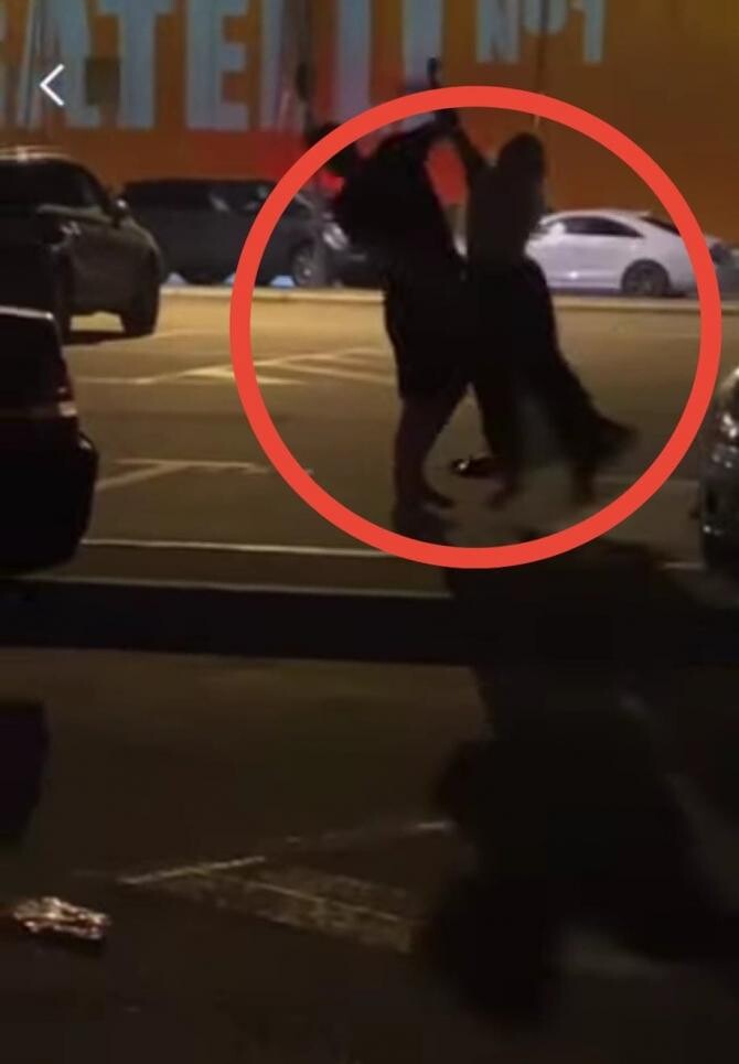 O tânără s-a închinat apoi a început să-și bată iubitul, în fața unui club din Mamaia / Foto: Captură video Youtube