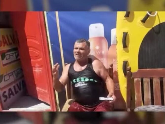 Reacția unui turist din Costinești, după ce a fost salvat de la înec de salvamari / Foto: Captură video Realitatea Plus