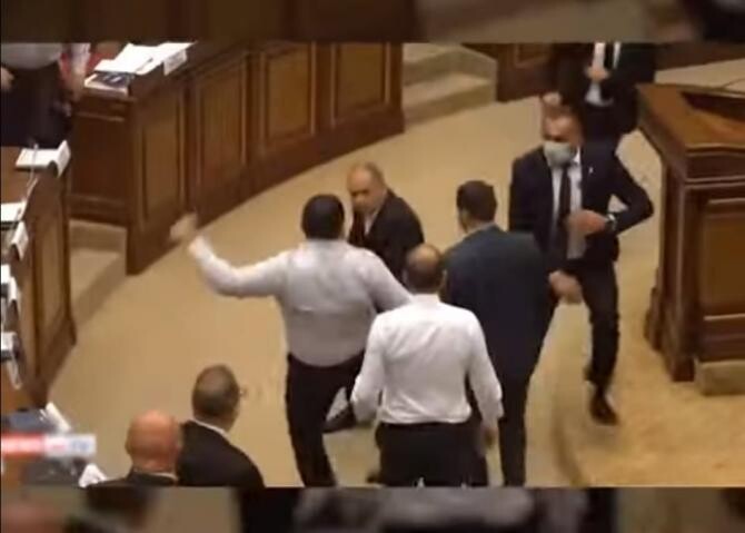 Bătaie în toată regula în Parlament. Aleșii armeni și-au împărțit pumni și picioare / Foto: Captură video Realitatea Plus