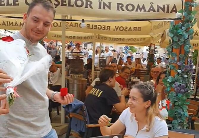 Cerere în căsătorie inedită la Brașov  /  Sursă foto: Captură Facebook