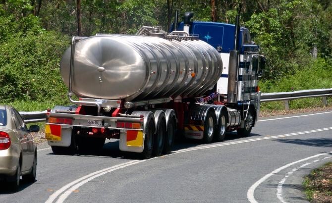 Cisternă cu 33 tone de combustibil, implicată într-un accident pe DN 1A. Traficul, BLOCAT / Foto: Pixabay