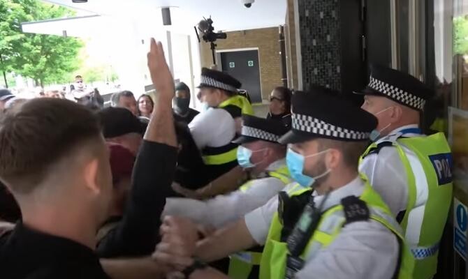 Confruntări violente la BBC. Protestatarii care se opun pașapoartelor COVID-19 au luat cu asalt sediul televiziunii   /  Sursă foto: Captură Youtube