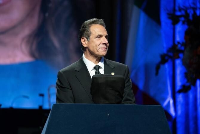 Guvernatorul din New York, acuzat că a hărțuit mai multe femei. Prima plângere împotriva sa de la publicarea raportului anchetei independente