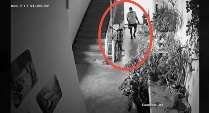 Cum a furat un bărbat  o bicicletă în doar 10 minute, din scara unui bloc din Capitală / Foto: Captură video Realitatea Plus