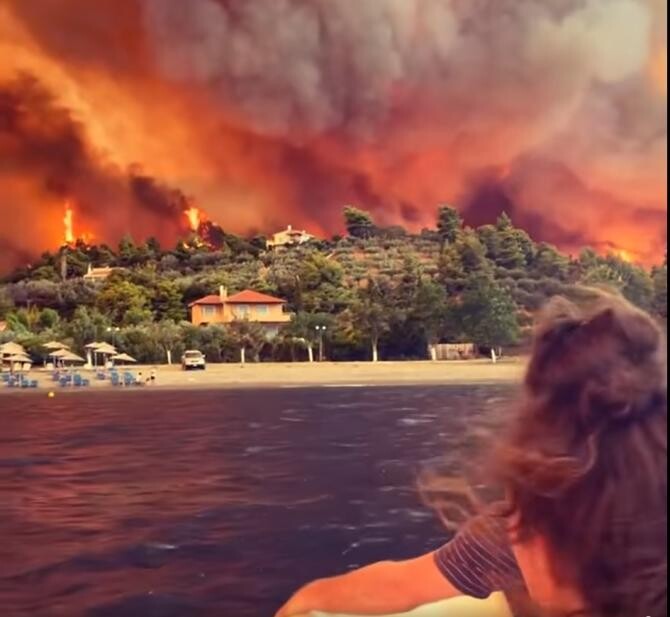 Imaginile apocalipsei. O mănăstire şi mai multe sate, înconjurate de flăcări de 40 de metri pe insula Evia, Grecia. Călugăr Ne sufocăm! - Captură VIDEO Facebook Greek Reporter