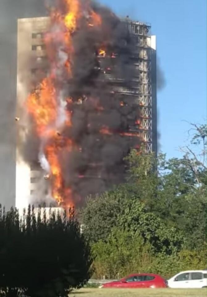Incendiu uriaș în Milano. Un bloc cu 20 de etaje a ars ca o torță  / Foto: Captură video Realitatea Plus
