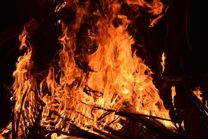 Incendiu lângă un hotel din Giurgiu. Mai multe persoane evacuate din cauza degajărilor mari de fum