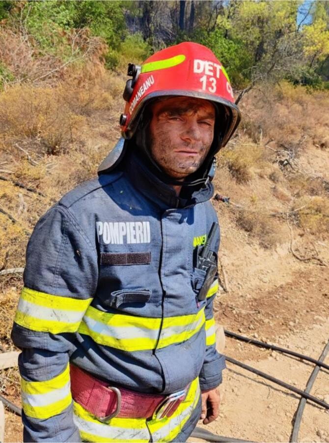 Localnicii greci, uimiți de pompierii români implicați în stingerea incendiilor devastatoare din Insula Evia: Sunt de pe altă planetă! Foto: Facebook DSU