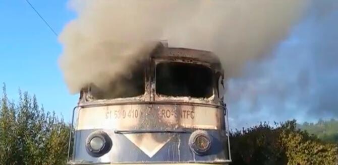 Locomotiva unui tren de călători, în flăcări / Foto: Captură Realitatea PLUS