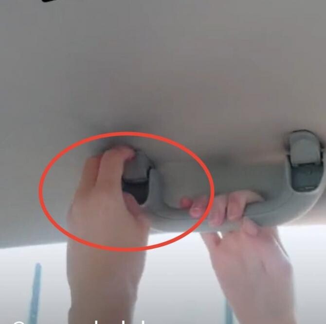 Mânerul de la mașină are un buton secret / Foto: Captură video TikTok