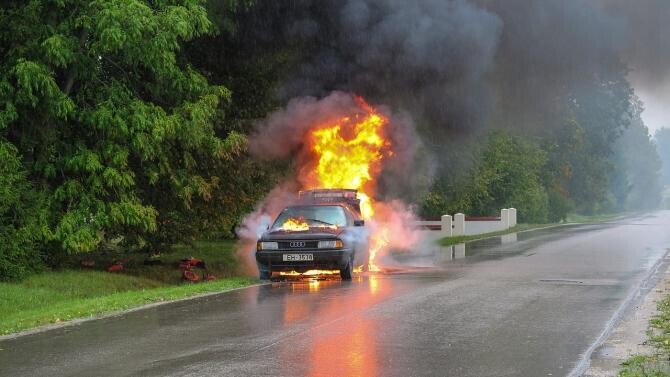 Un bărbat din Botoșani s-a ales cu arsuri încercând să-și salveze mașina din flăcări / Foto: Pixabay