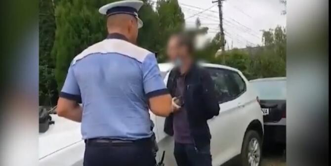 Un medic din Alba Iulia, beat și cu permisul suspendat, a lovit două mașini, apoi a fugit  / Foto: Captură video Alba24