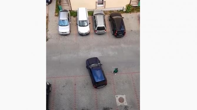 Un șofer s-a chinuit 4 minute să-și parcheze mașina într-o parcare goală  /  Sursă foto: Captură YouTube