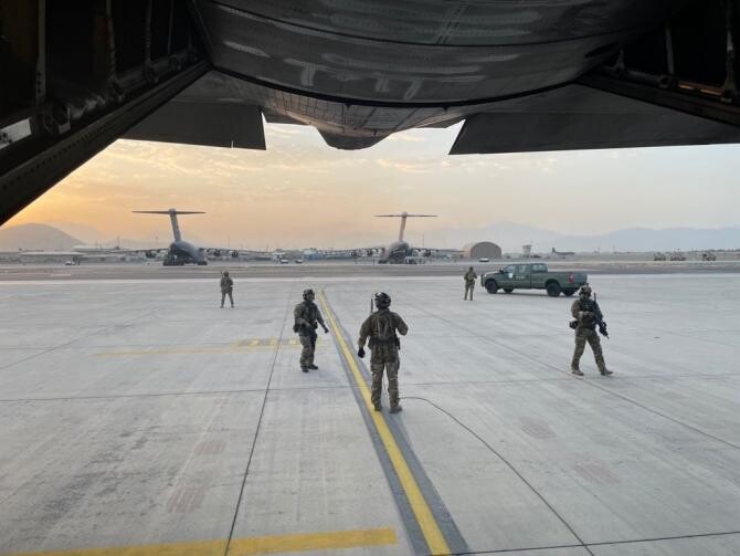 „Nu mergeți la aeroport“. Talibanii avertizează asupra unui iminent atac al Statului Islamic la Kabul  /  Foto ilustrativ: Forțele Aeriene Române