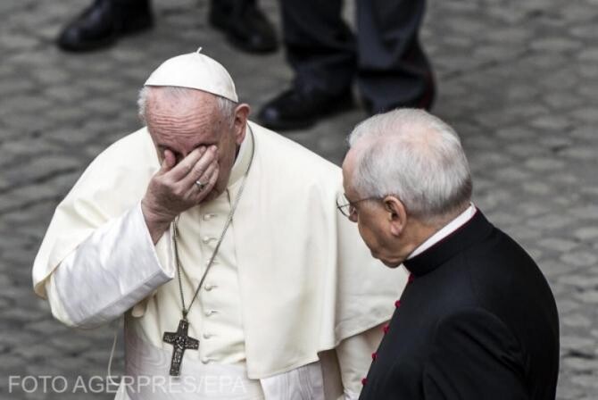 Papa Francisc, gest neobișnuit. A răspuns la un apel telefonic misterios chiar în timpul audienței generale / VIDEO