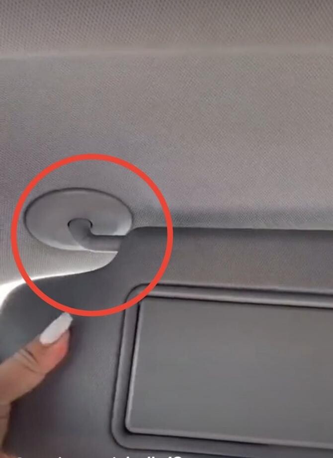 Parasolarul din mașină are o funcție secretă / Foto: Captură video TikTok