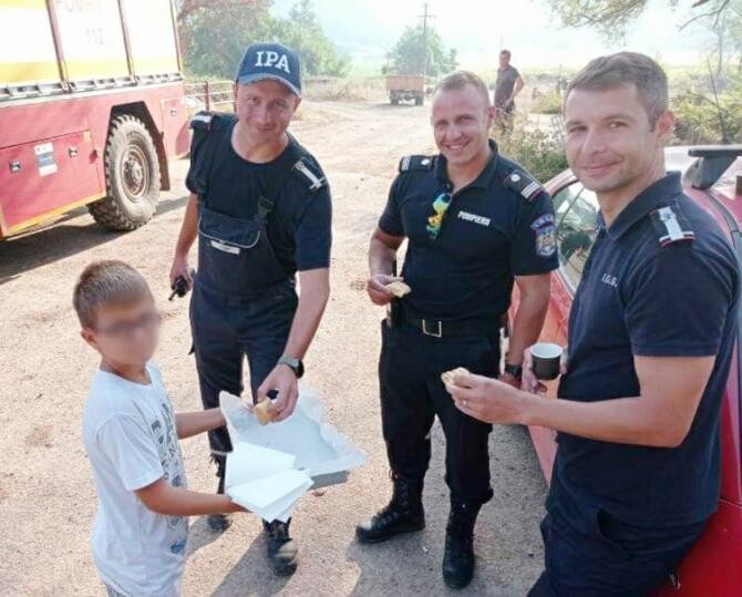 Pompierii români, emoționați de un copil grec: Plăcinte și porumb fiert pentru că i-au salvat satul / Foto IGSU Facebook