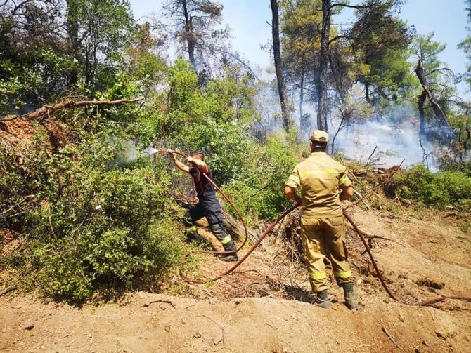 Pompierii români, implicați în stingerea incendiilor din Grecia, înaintaţi în grad / Video