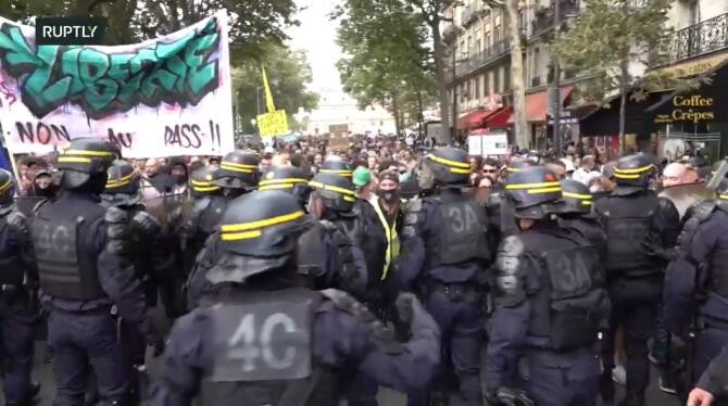 Proteste masive anti-restricții și pașaport sanitar în Australia și Franța. Ciocniri cu polițiștii / Captură Video Ruptly