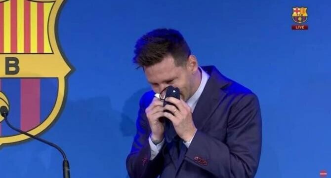 Șervețelul în care Messi și-a suflat nasul la conferința de presă de adio de la Barcelona, scos la licitație / Foto: Captură video