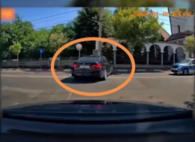Șofer, încurcat de indicatoare. A rămas cu bolidul blocat chiar în fața unei mașini de poliție / Foto: Captură Video Realitatea Plus