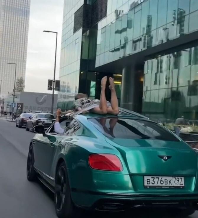 Și-a legat iubita de plafonul mașinii și a pornit la drum / Foto: Captură video Instagram