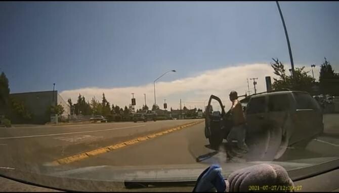 Momentul în care un șofer nervos blochează drumul și aruncă cu un topor în parbrizul unei mașini / Foto: Captură video