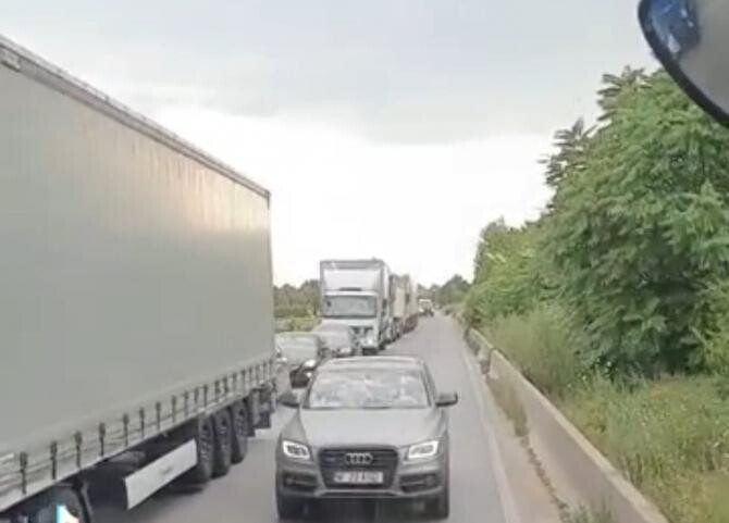 Cum a fost pus la punct în trafic un șofer care a încercat să depășească o coloană de mașini / Foto: Captură video